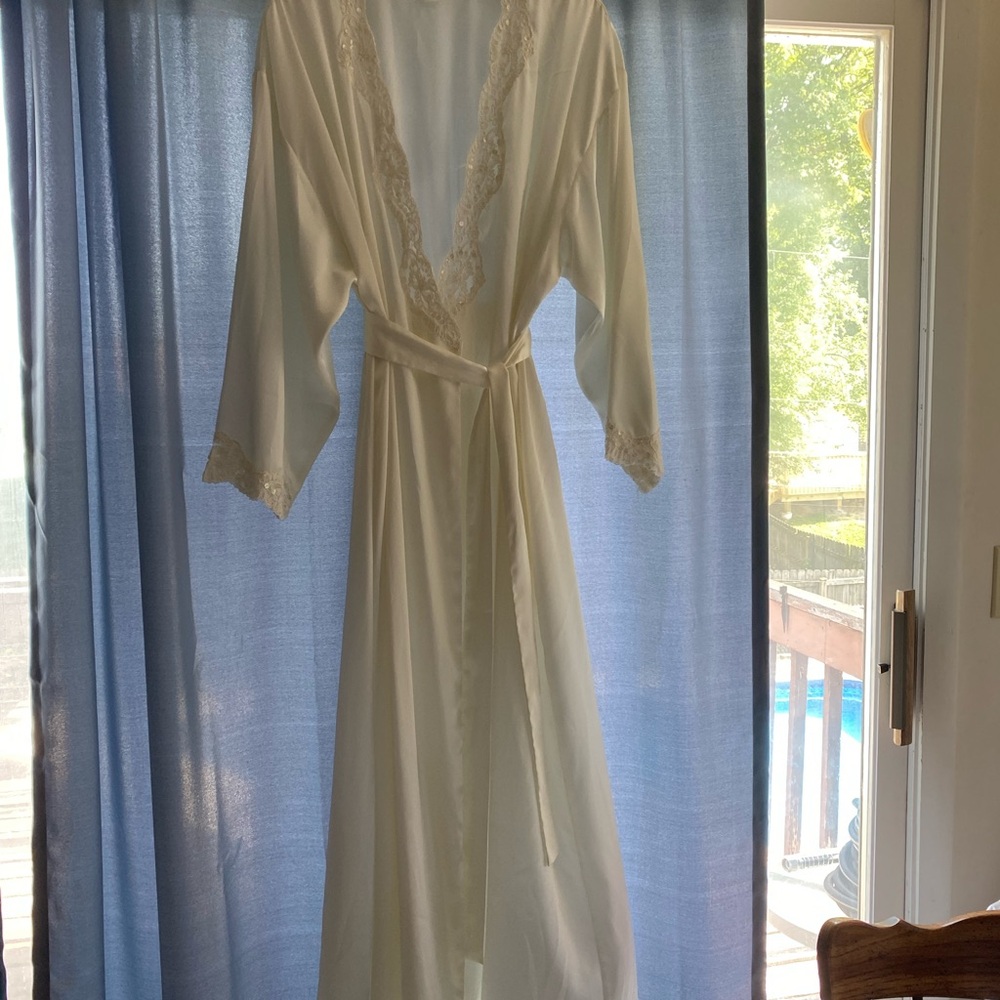 Victoria's Secret CreamSatin Robe Intimates Sleepwear